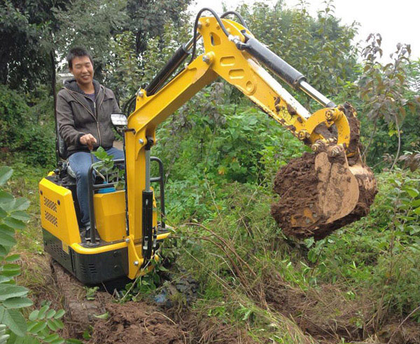小型挖掘機的基本操作方法